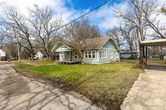 1412 Locust St in Commerce, TX - Building Photo - Building Photo