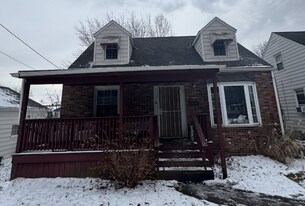 13000 Rockside Rd in Garfield Heights, OH - Building Photo