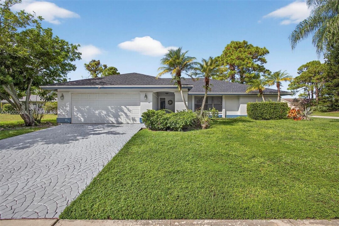 100 Miramar Ave in Royal Palm Beach, FL - Building Photo