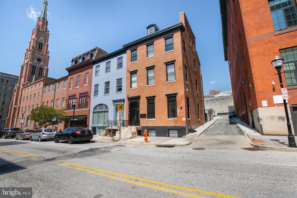 106 W Saratoga St in Baltimore, MD - Building Photo