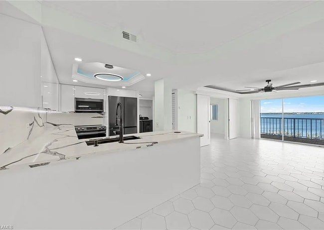 2885 Palm Beach Blvd, Unit A402 in Ft. Myers, FL - Building Photo - Building Photo