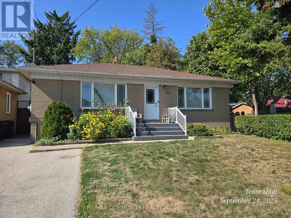 122 Kitchener Rd in Toronto, ON - Building Photo