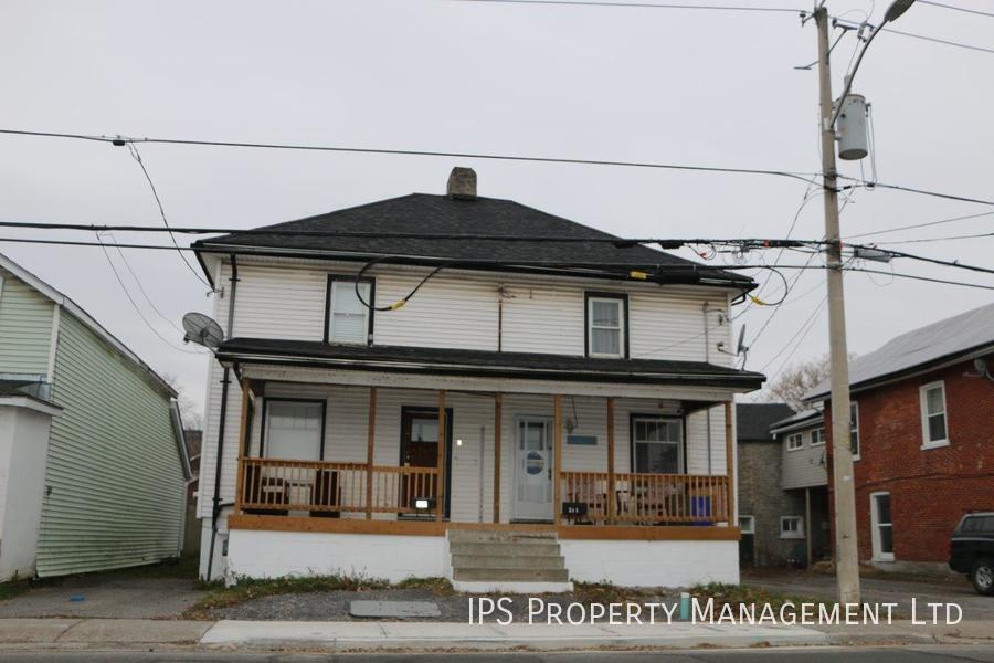 218 Coleman St in Belleville, ON - Building Photo