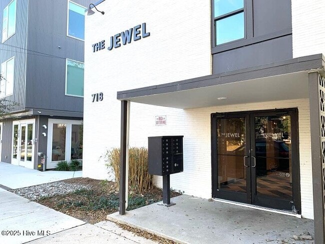 property at 718 S 5th Ave