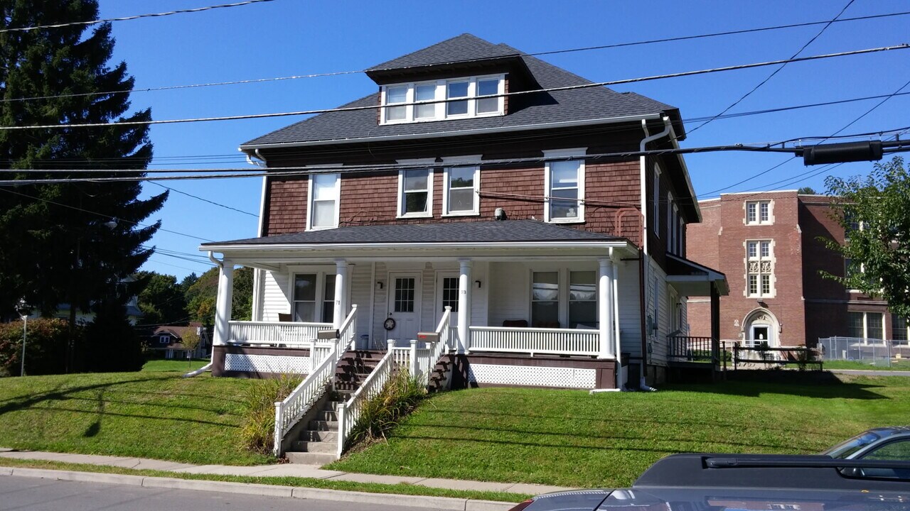 70 East St, Unit B in Oneonta, NY - Foto de edificio
