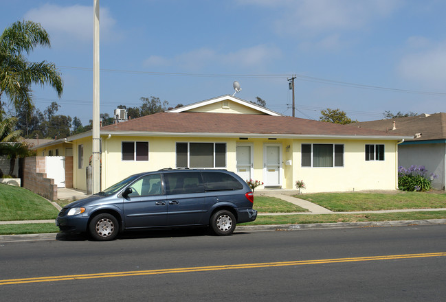 662-666 College Dr in Ventura, CA - Foto de edificio - Building Photo