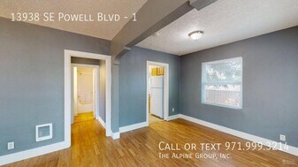 13938 SE Powell Blvd in Portland, OR - Building Photo