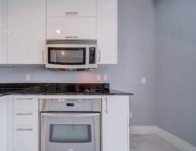 60 SW 13th St, Unit 4009 in Miami, FL - Building Photo - Building Photo