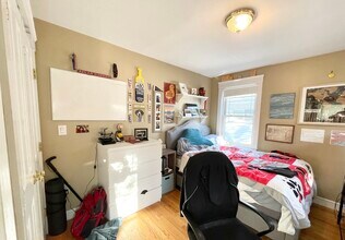 17 Iroquois St, Unit B in Boston, MA - Foto de edificio - Building Photo