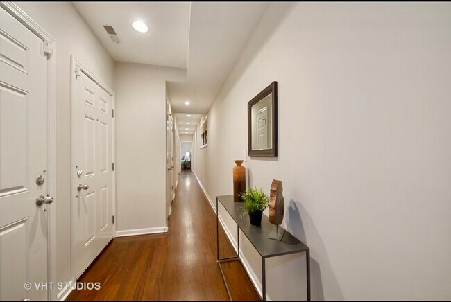 1463 W Grand Ave, Unit 3 in Chicago, IL - Building Photo - Building Photo