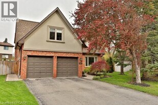 263 Princess Royal Ct in Oakville, ON - Building Photo