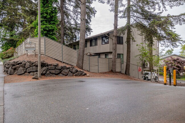 Coffee Creek Condominiums in Spanaway, WA - Foto de edificio - Building Photo