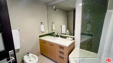 6425 Weidlake Dr in Los Angeles, CA - Building Photo - Building Photo