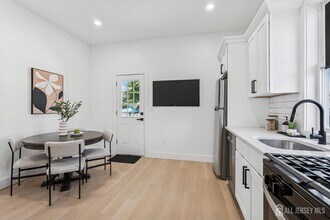 318 Seaman St in New Brunswick, NJ - Building Photo - Building Photo