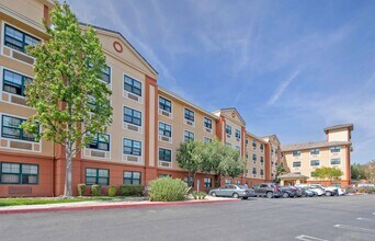 Furnished Studio-Los Angeles - Burbank Air in Burbank, CA - Foto de edificio - Building Photo