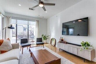 4040 N Hall St, Unit 113 in Dallas, TX - Building Photo - Building Photo