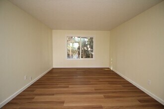 1865-1865 SE Oak St in Portland, OR - Building Photo - Building Photo