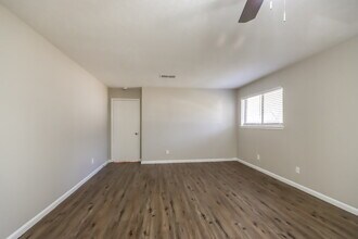 2210 Dristone Dr in Humble, TX - Foto de edificio - Building Photo