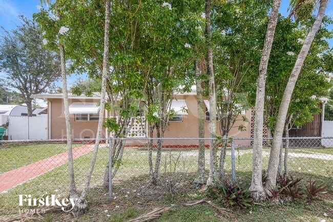 1710 NW 109th St in Miami, FL - Building Photo - Building Photo