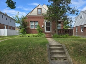 123 Nugent St in New Hyde Park, NY - Building Photo