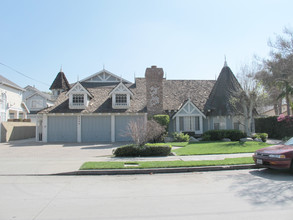 8444 Burnet Ave in North Hills, CA - Foto de edificio - Building Photo