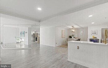 250 S President St in Baltimore, MD - Building Photo - Building Photo