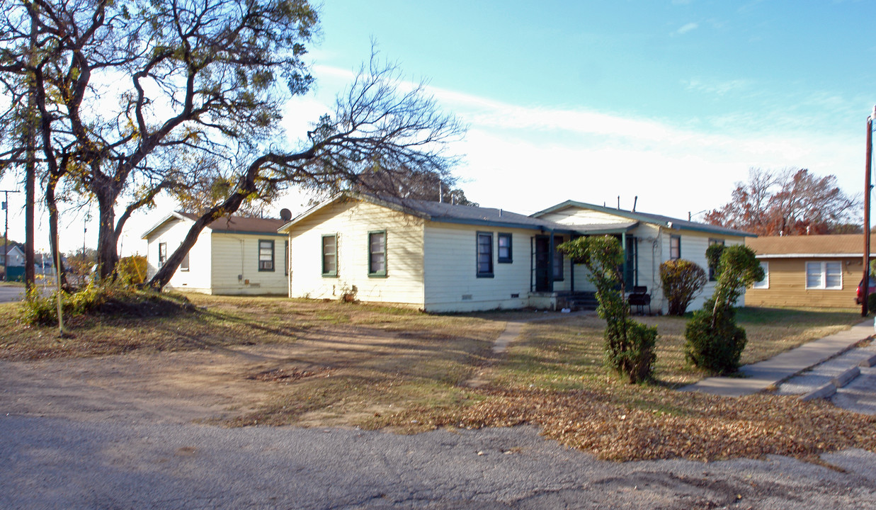 Parkview Village in Fort Worth, TX - Building Photo