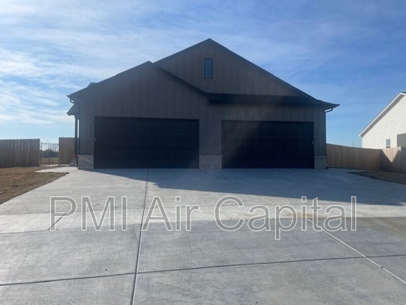 5273 Pinecrest in Bel Aire, KS - Foto de edificio