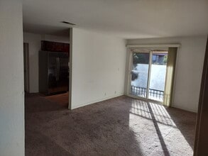 4918 River Glen Dr, Unit 110 in Las Vegas, NV - Building Photo - Building Photo