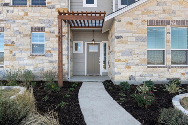 7627 Stonehollow