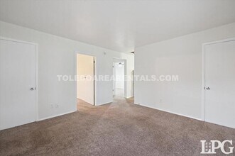 5536 Douglas Rd in Toledo, OH - Building Photo - Building Photo