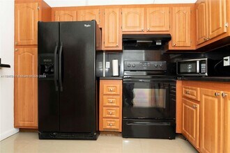 5140 SW 40th Ave in Fort Lauderdale, FL - Building Photo - Building Photo