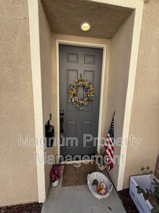 30411 Ridgecrest Rd in Winchester, CA - Building Photo