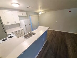 1108 Porter Avenue in Stockton, CA - Foto de edificio - Interior Photo
