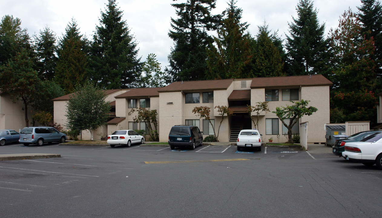 Eastwood Square Apartments in Bellevue, WA - Building Photo