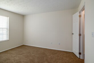 Hunt Club Apartments in Akron, OH - Building Photo - Building Photo