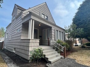 3634 34th Ave W in Seattle, WA - Building Photo - Building Photo