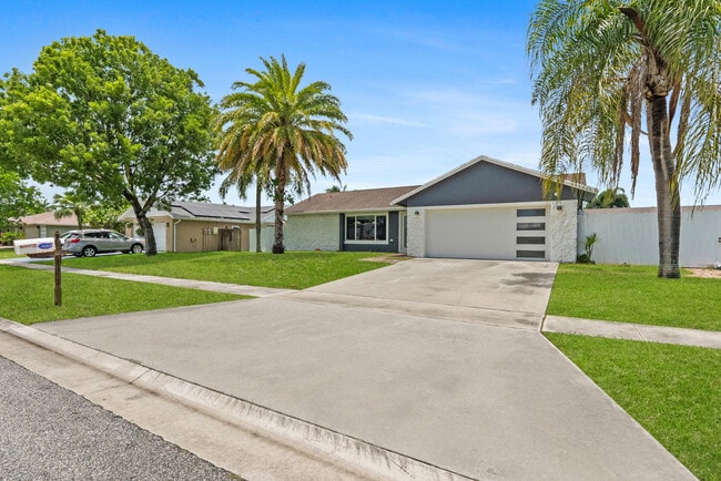 112 Parkwood Dr in Royal Palm Beach, FL - Foto de edificio - Building Photo