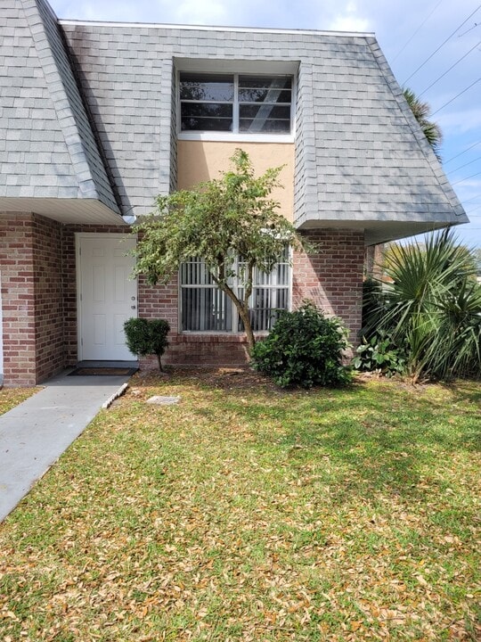1610 S Palmetto Ave in South Daytona, FL - Building Photo