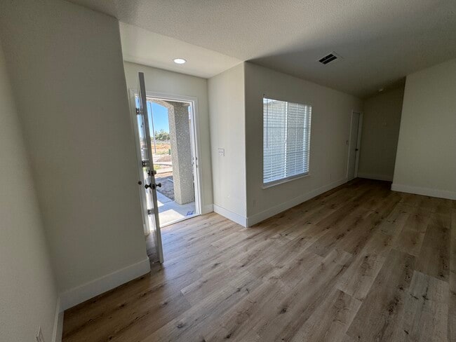 1298 W Cortner St in Hanford, CA - Building Photo - Building Photo