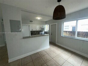 8125 Hawthorne Ave, Unit 1 in Miami Beach, FL - Foto de edificio - Building Photo