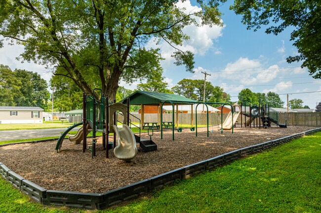 Crestwood MHC in Middletown, IN - Foto de edificio - Building Photo