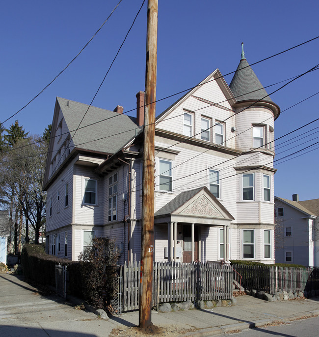 153-155 Central St in Central Falls, RI - Foto de edificio - Building Photo