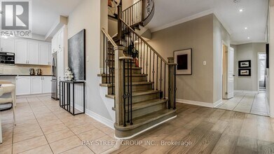 2292 Blue Oak Cir in Oakville, ON - Building Photo - Building Photo