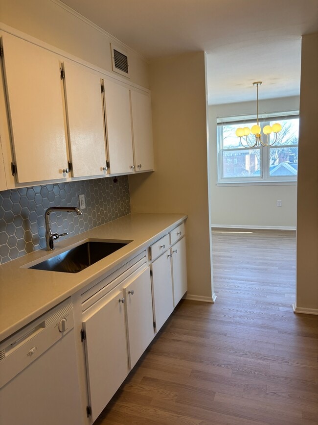 887 Farmington Ave in West Hartford, CT - Foto de edificio - Building Photo