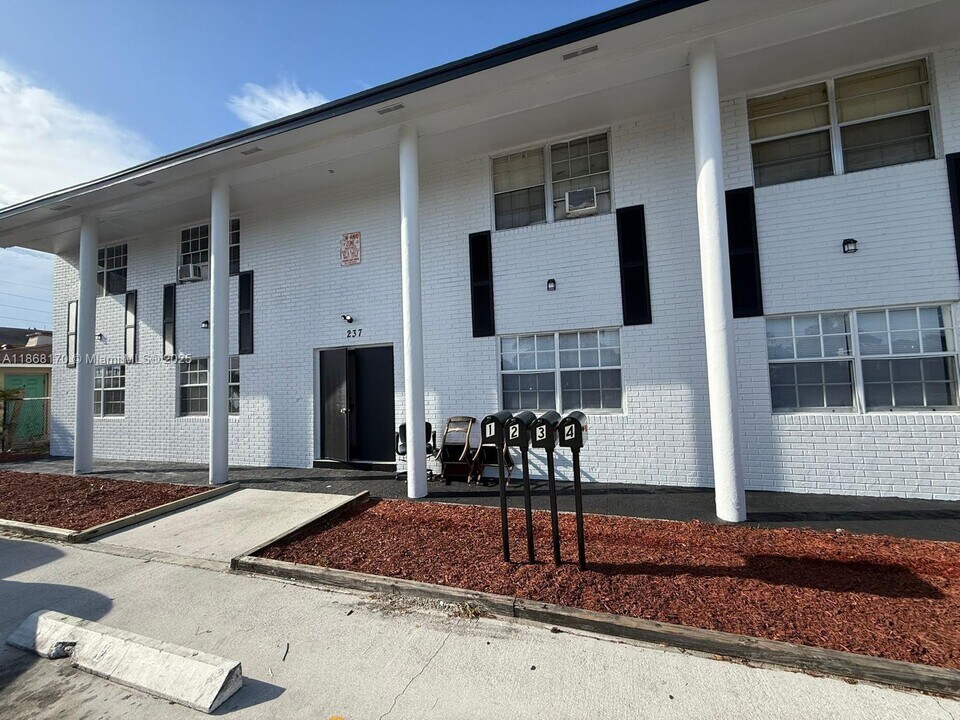 237 W Blue Heron Blvd in West Palm Beach, FL - Building Photo