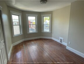 240 Allston St, Unit 1 in Cambridge, MA - Foto de edificio - Building Photo