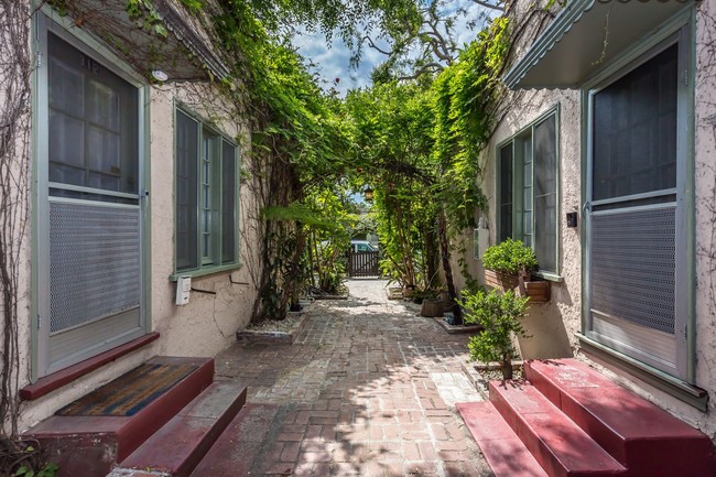 812-814 N Poinsettia Pl in Los Angeles, CA - Building Photo - Primary Photo