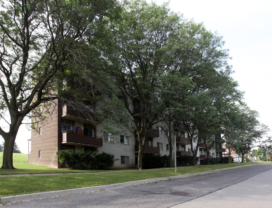 75 Irwin Rd in Toronto, ON - Building Photo