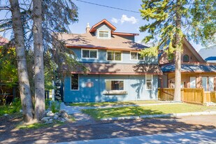 Cottage Bed And Breakfast in Banff, AB - Building Photo